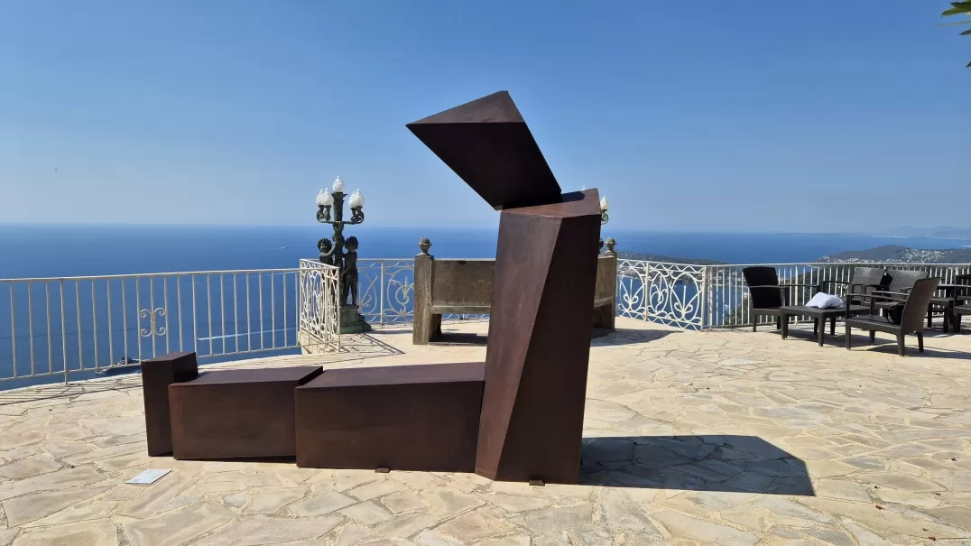 Der Künstler David David präsentiert seine neue Ausstellung „Transition“: Eine skulpturale Odyssee zwischen Himmel und Meer in der Chèvre d'Or in Èze. 