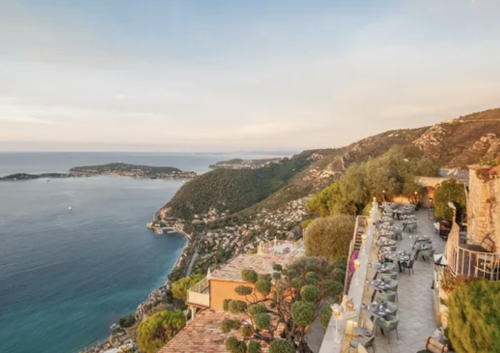 Versteckt in einem charmanten mittelalterlichen Dorf ist dieses Luxusanwesen der bevorzugte Rückzugsort der Stars an der Côte d’Azur.